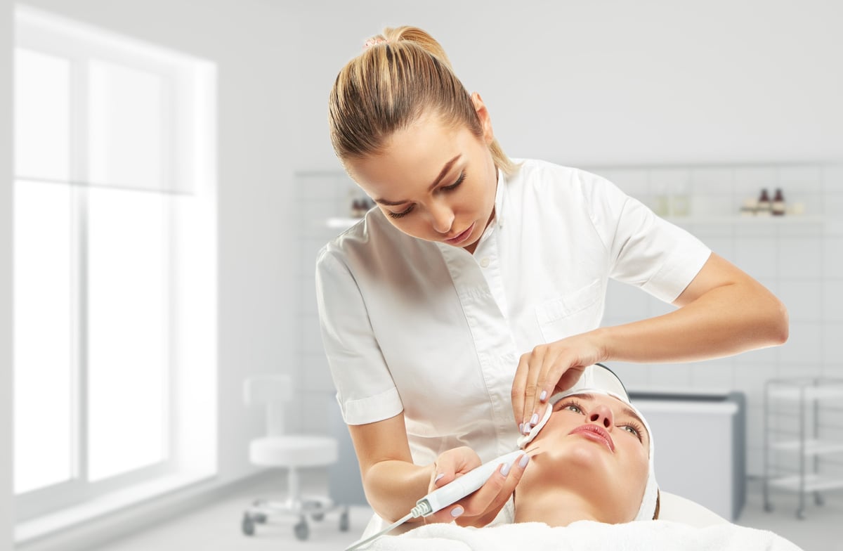 Sesión de formación en técnica estética en una clínica
